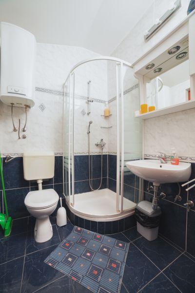 1-bedroom bathroom